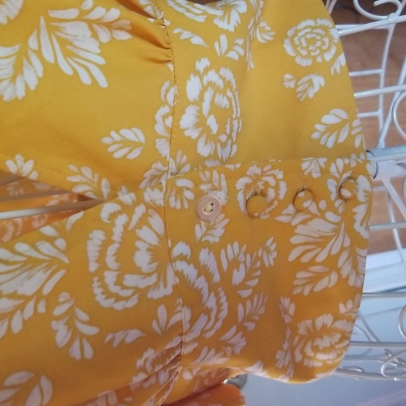 FRESH AND FLORAL❣️Adorable yellow and white floral crop style top - Picture 2 of 8